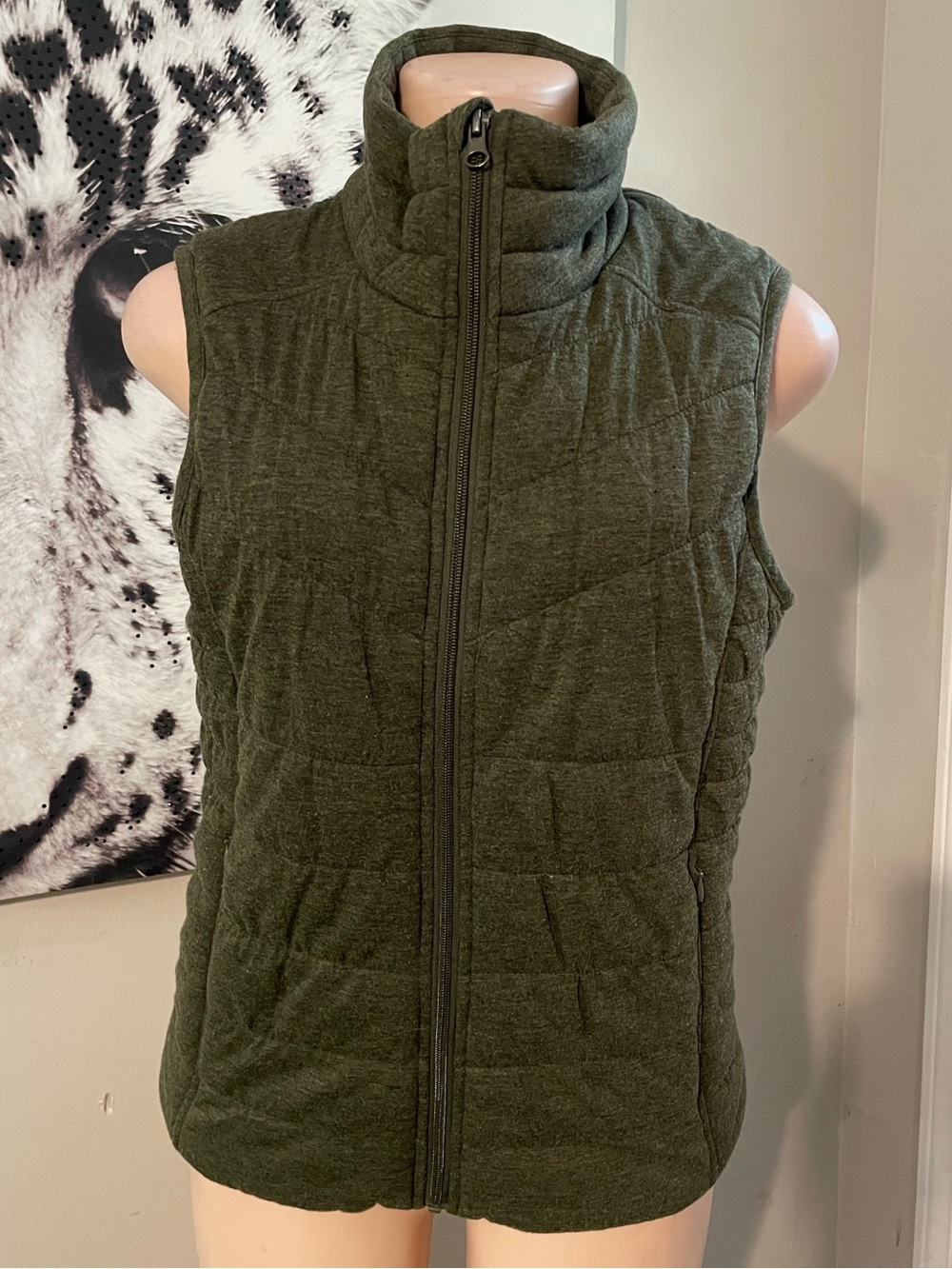Bagatelle sport Women's Quilted Mock Neck Vest mixed knit pattern warm green M